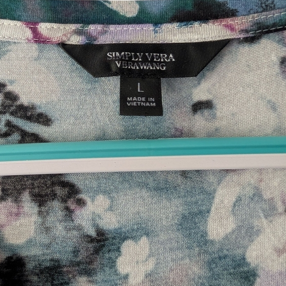 SIMPLY VERA VERA WANG WOMEN'S GREEN/PURPLE FLUTTER SLEEVE GRAPHIC TEE SIZE L - Picture 3 of 7